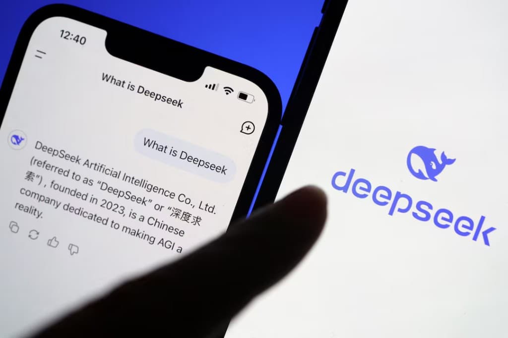 GEO · 两支智慧型手机并列展示 DeepSeek 对话界面与品牌画面,蓝色背景